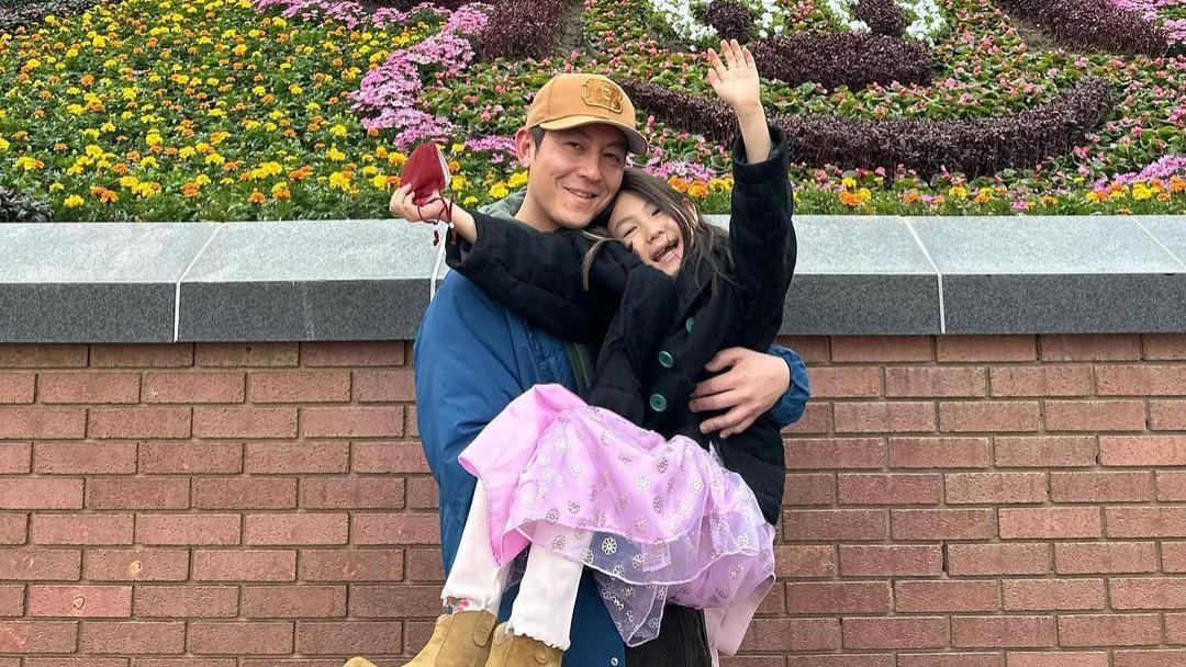 陈冠希|陈冠希懒理打人吐口水传闻，陪女儿迪士尼度假，将5岁Alaia公主抱