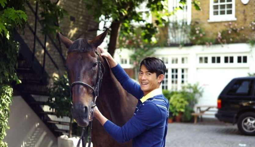 59岁郭富城带妻女现身马场!两个女儿乖巧可爱,一起为爱驹加油