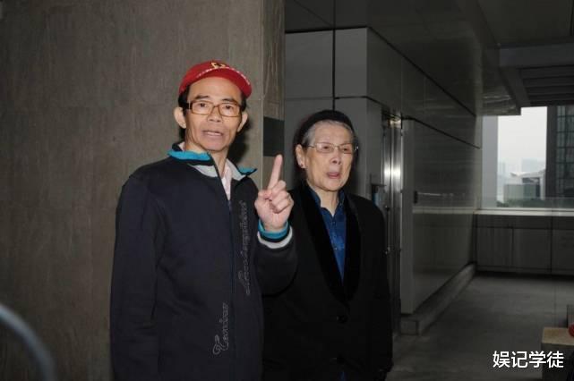 梅启明|71岁靠体力谋生的梅启明，被曝工作时受伤，网友却在担心餐厅老板