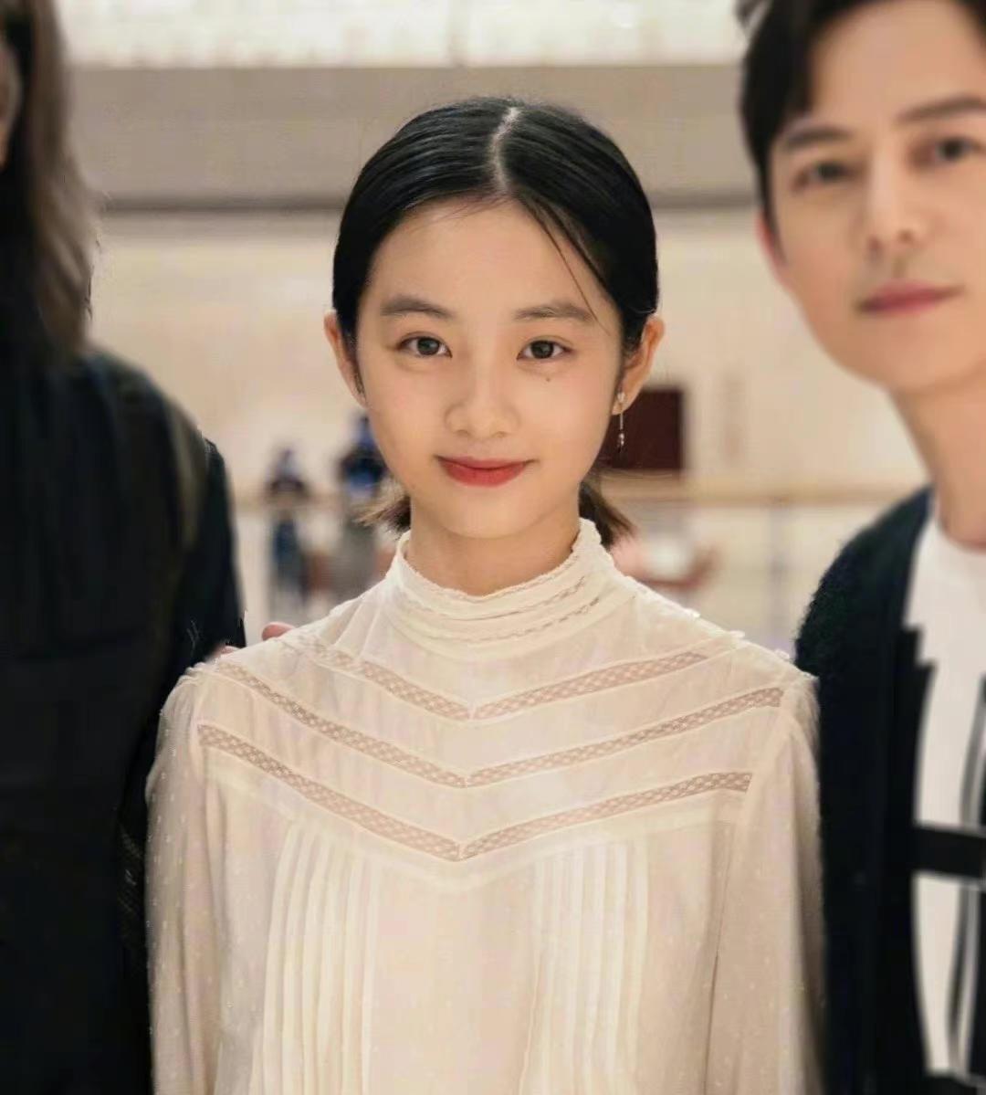 黄忆慈|黄多多晒自拍照,妆容大胆穿衣前卫,网友:继承了父母的高颜值