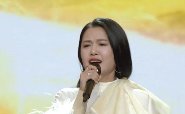 假唱|微博之夜明星假唱被扒!容祖儿修音,谭维维、好声音冠军都是假唱