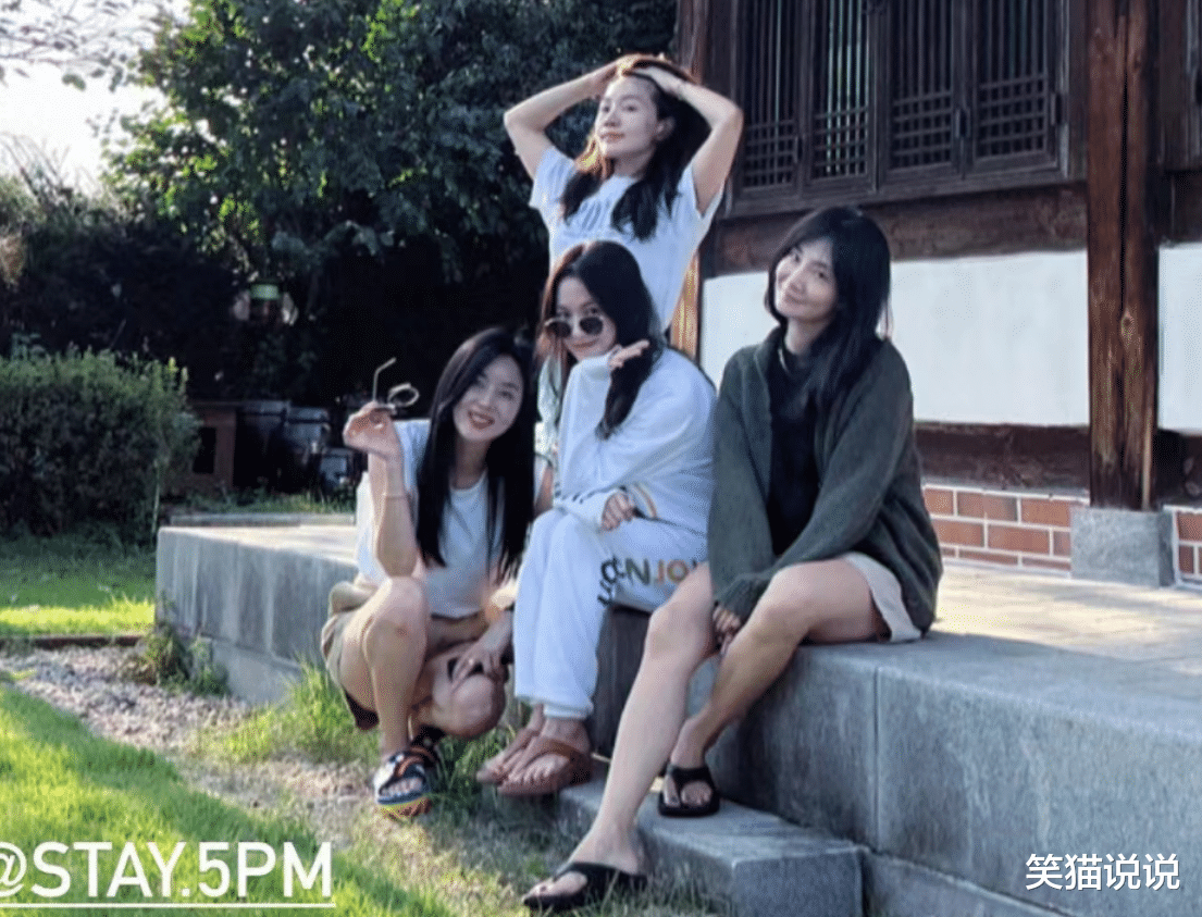 宋慧乔晒度假照:身穿白色卫衣好休闲,与闺蜜亲密贴脸合照!