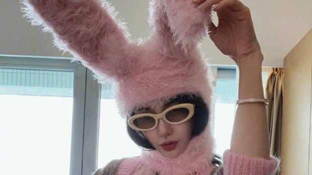 Angelababy|新年新气象，Angelababy晒开工照，粉色兔子造型惹众议