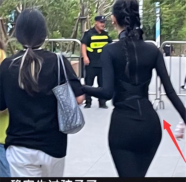 曝迪丽热巴身材造假？侧身时“假臀垫”露馅，胯宽被疑生过孩子