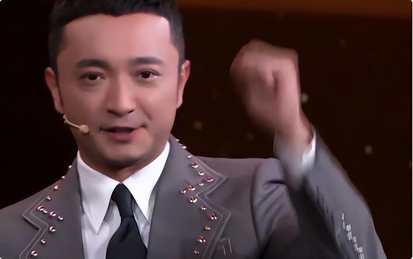 央视新女主持火了!字正腔圆似董卿惊艳网友,肤白似雪美过马凡舒