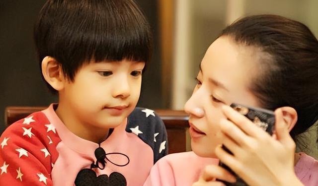 嘴对嘴接吻,当众强吻30岁女儿,没边界感的明星父母有多离谱?