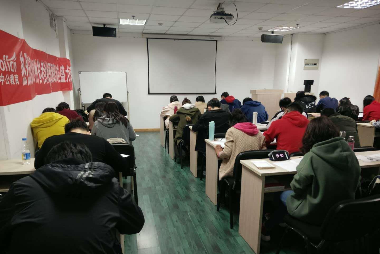 大学生|“三无”家庭的学生为何不建议考公?答案被揭开,很现实!