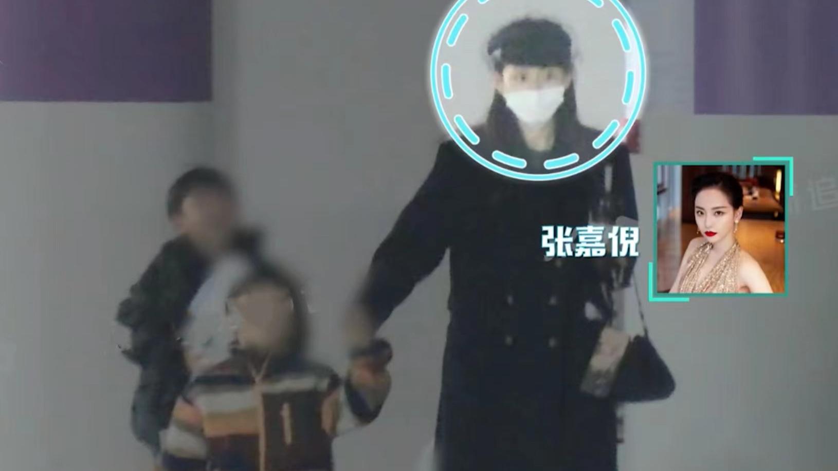 张嘉倪|张嘉倪婚变后带俩儿子游乐场玩耍，兄弟俩活泼可爱，母子感情融洽