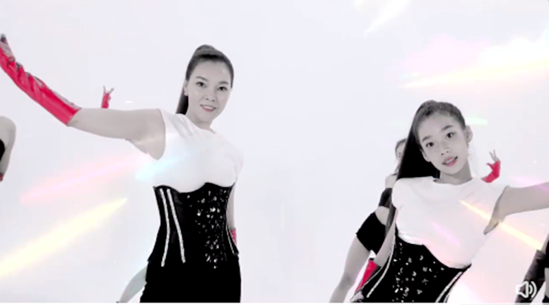 阔太曾馨莹大女儿罕出镜，与妈妈扎同款马尾辫，五官精致颜值出众