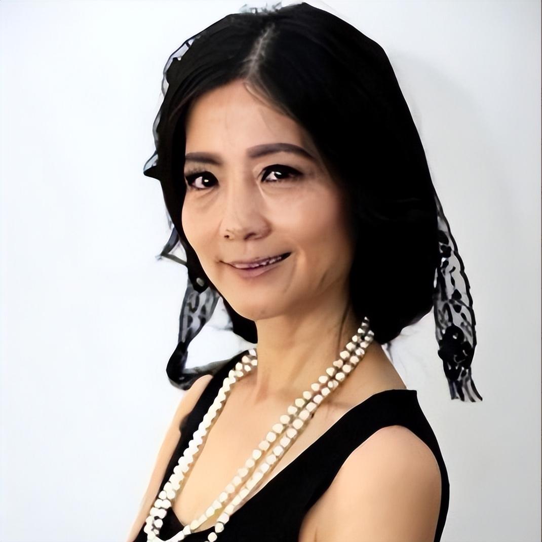 春晚|吴愤奋：那个在《非诚勿扰》被34岁小伙牵走的51岁阿姨，如今怎样