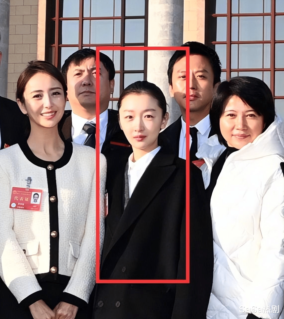 佟丽娅一字带玉足写真,网友:丫丫真漂亮!这个锡伯族姑娘美吗?