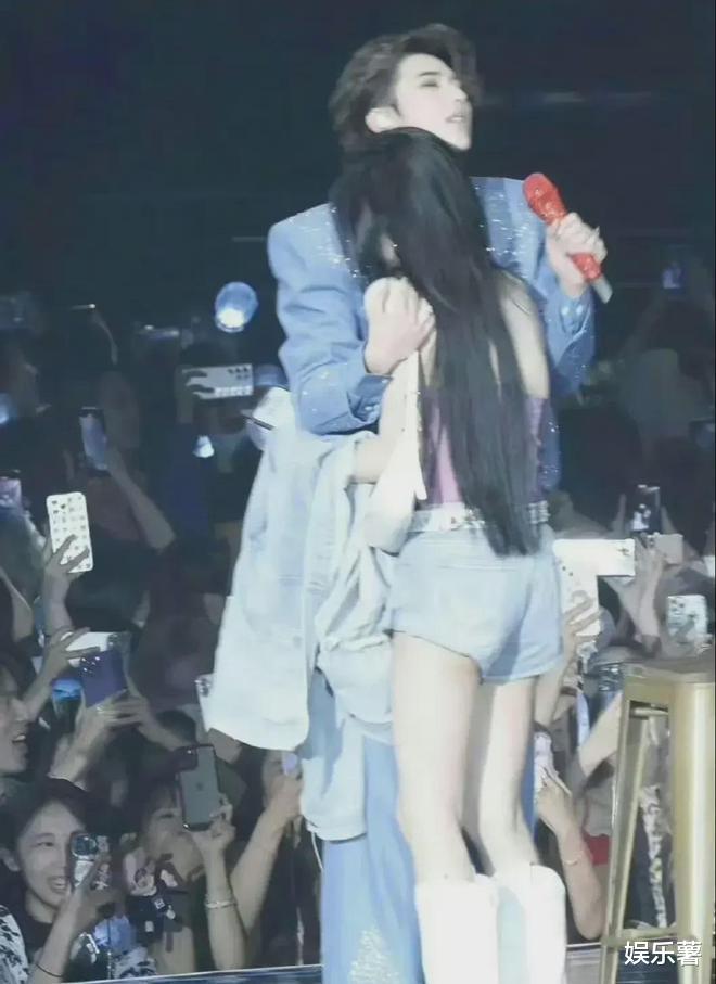 爆料！蔡徐坤浴血奋战女粉丝，酒店现场惊现血迹！