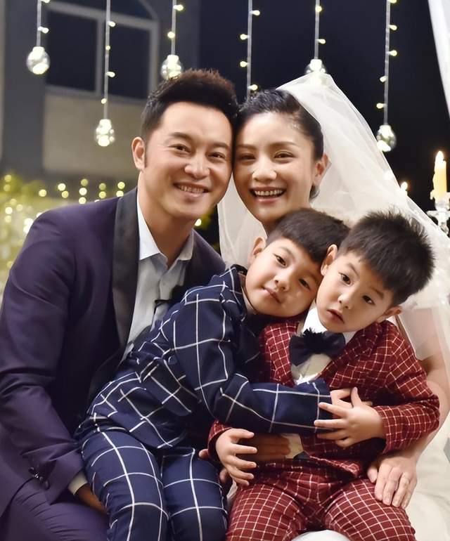 沙溢一家4口现身日本,坐经济舱遭质疑,拮据生活疑似曝光!