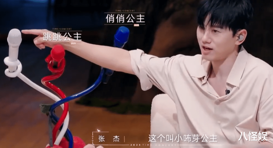 张杰晒父女出游照，小咘芽戴姐姐帽子，跳俏身高体型如复制难区分