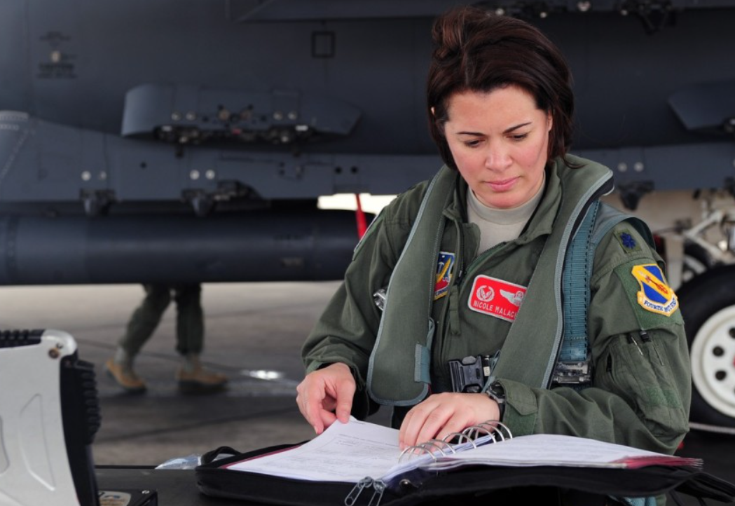 美军战机女飞行员金贝丽,退伍来中国求职养家,如今怎样了?