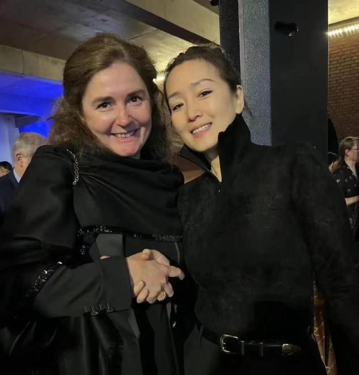 巩俐|57岁巩俐抵达戛纳,牵手75岁丈夫散发巩皇气场,为粉丝签名没架子