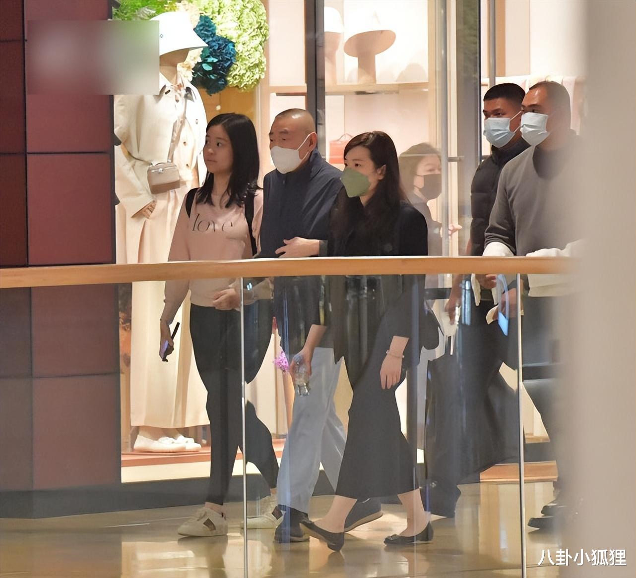 甘比|刘銮雄与太太甘比久违合体现身,陪大女儿刘秀桦追星,神色显疲惫