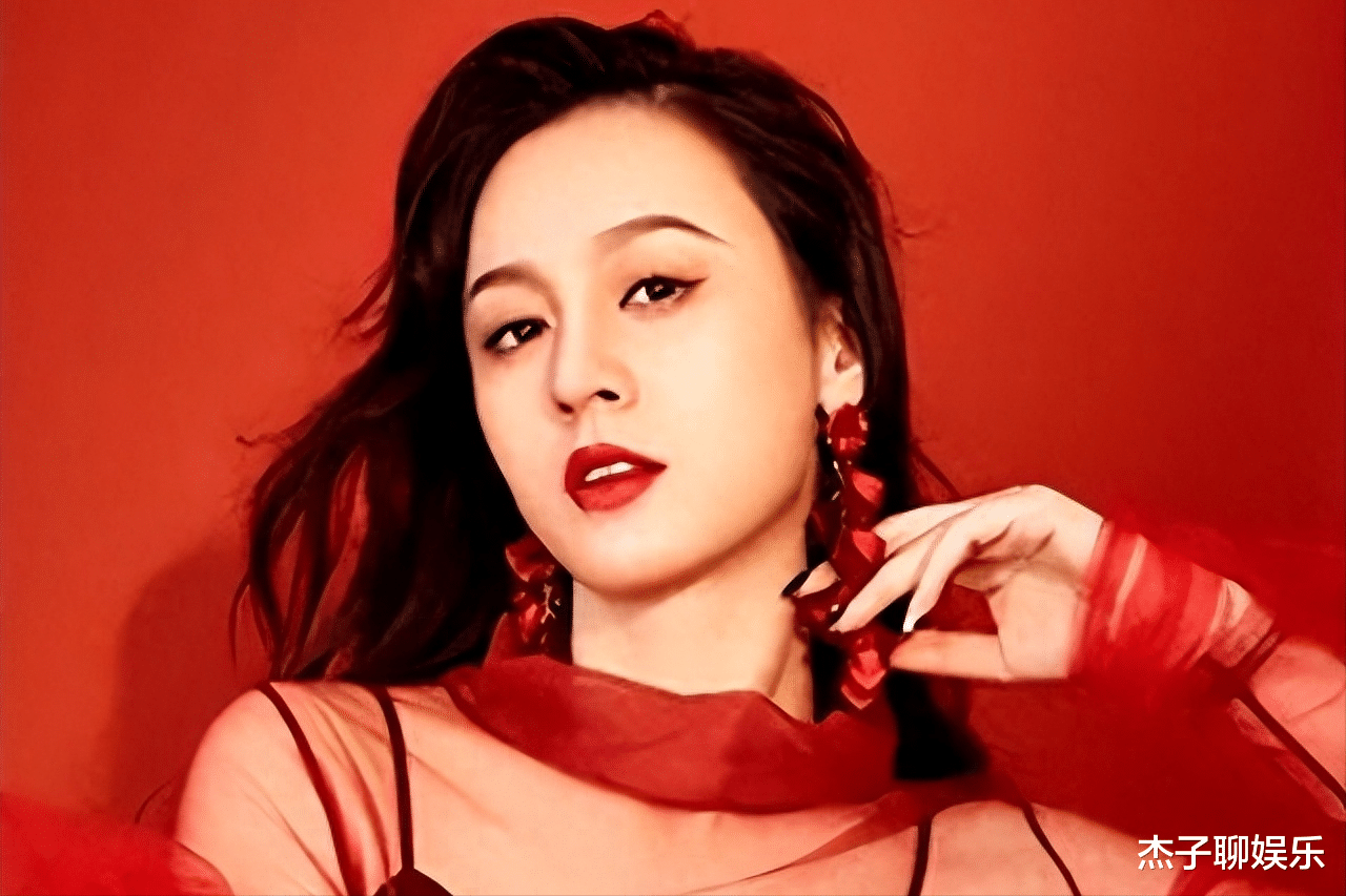 40岁唐艺迎第二春?男方疑傍一大哥,二人互动多年,徒弟称其师公