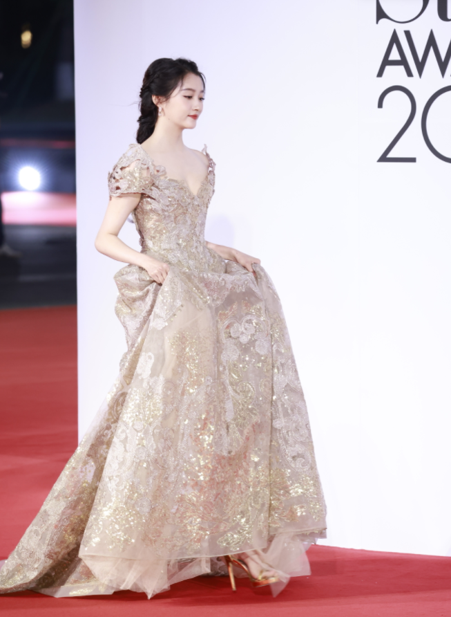 杭州红毯看点:李宇春的鞋,娜扎的身材,宋茜的心机,热巴的野心