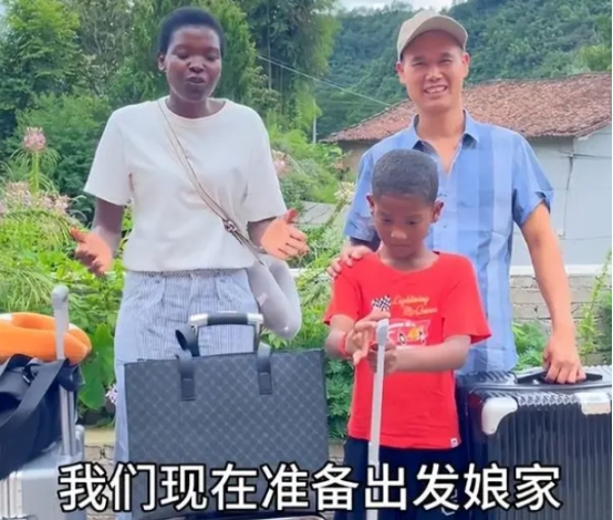 吴建云抛妻携儿回国后,小甜欲将rose娘家接回国,疑为直播带货策划