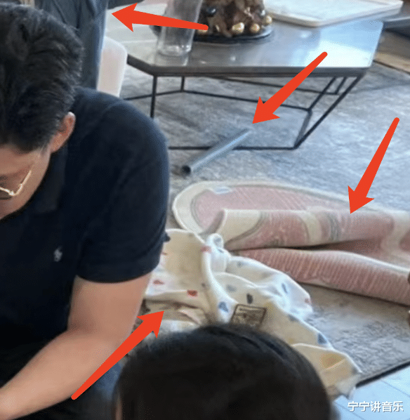 郭晶晶为霍启刚过生日,一家人合照,豪华大起居室暴露,衣物散落一地