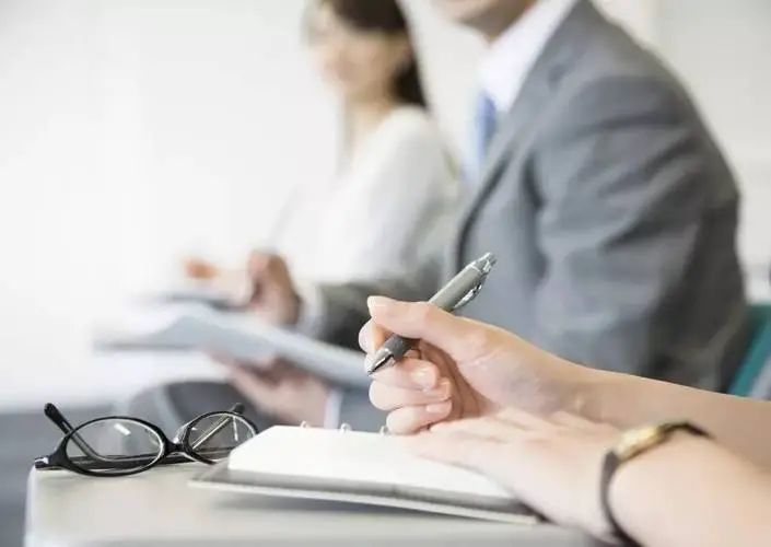 远离低认知:与领导的关系,“走近”还是“保持距离”?