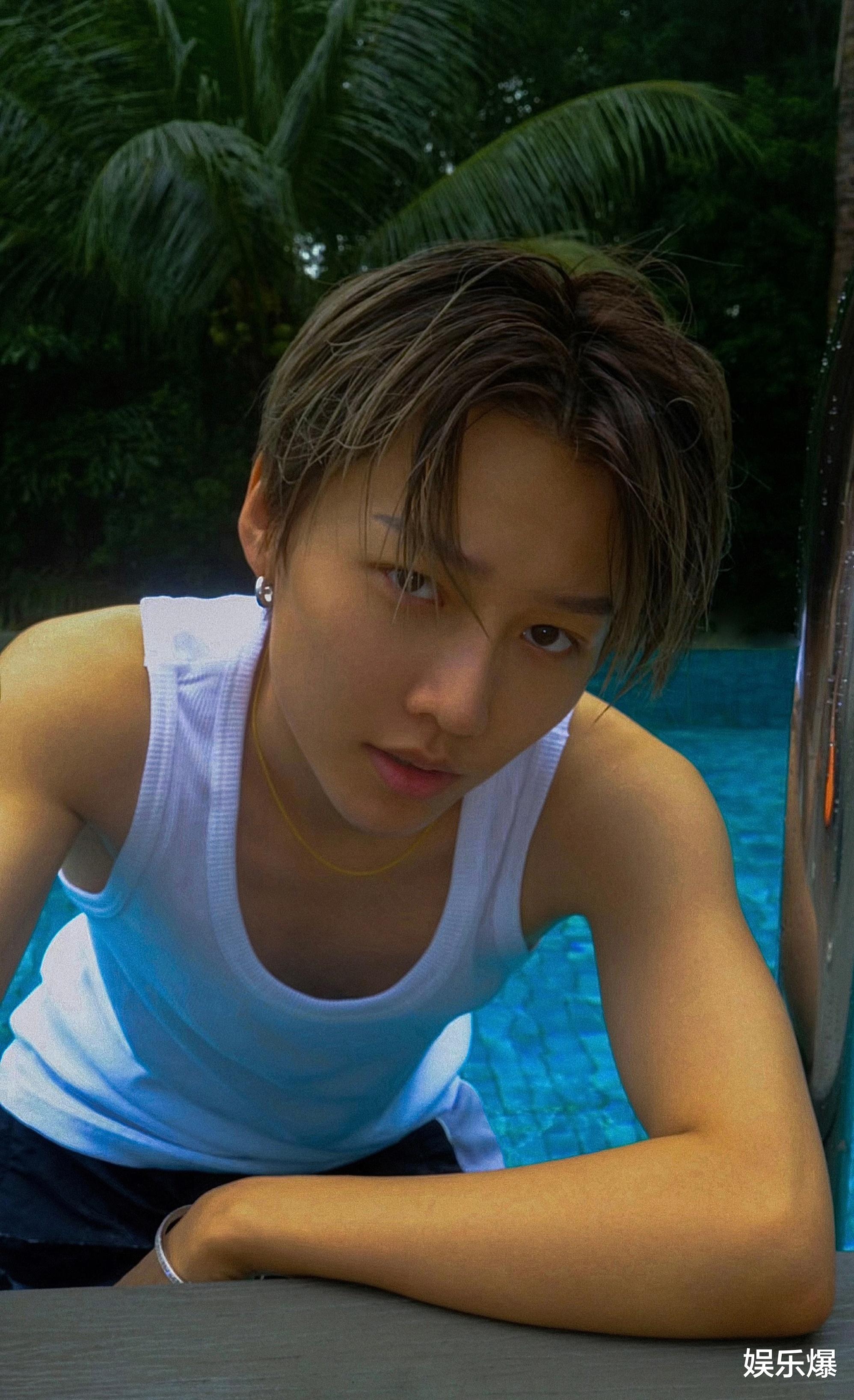 肖战|是模仿还是抄袭?刘雨昕发布泳池大片,却被指与肖战高度相似