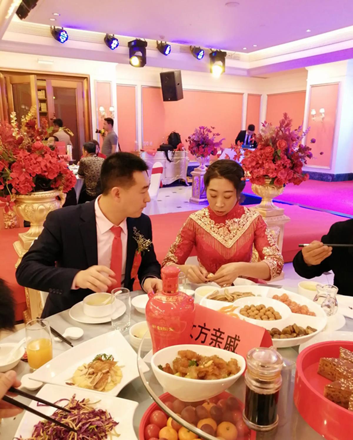 河北一男子二婚,前妻不请自来,还在婚礼上连开20瓶茅台,解气