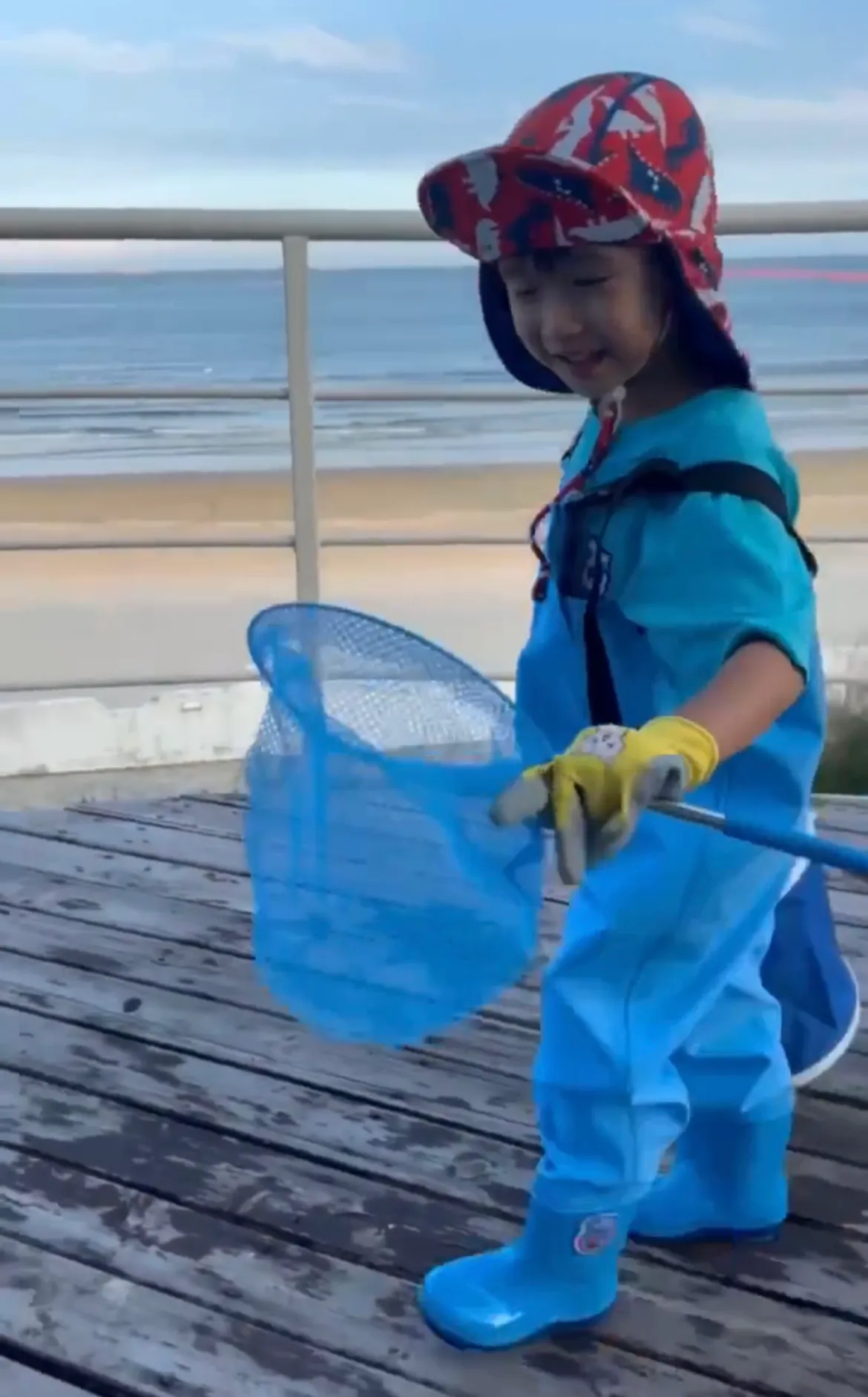 胡杏儿带俩儿子厦门赶海，奕霆奕霖赶海造型可爱十足，简直超欢乐