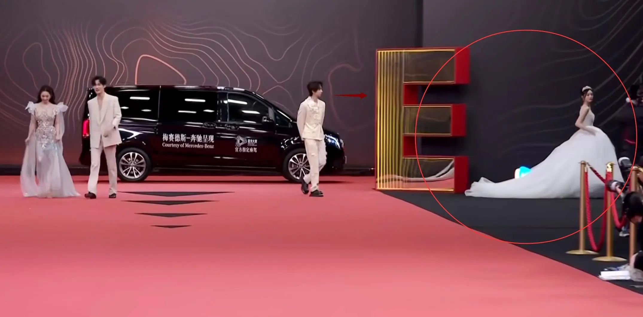 明星大赏名场面!踩箱子垫身高,摔跤流鼻血,抢头条1个比1个抓马