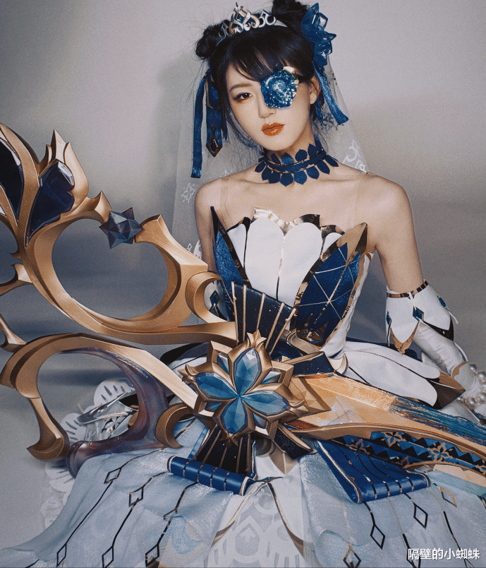 赵露思cos格温惹众怒!假发都不肯带,衣服还穿反了