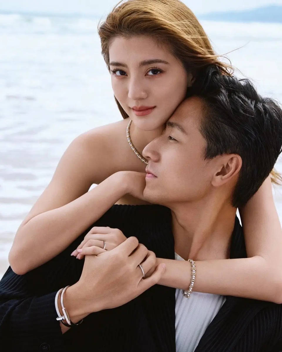 吴千语与富豪老公拍大片,拥抱贴贴超亲昵,吴千语小腹微隆疑有喜