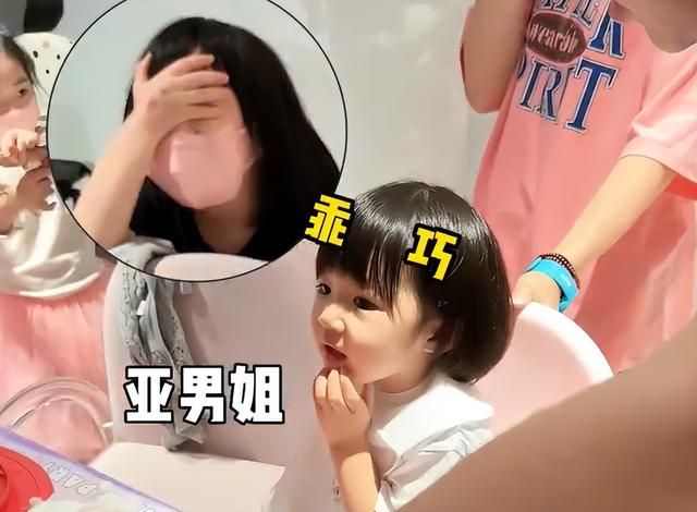 王祖蓝|王祖蓝一家出门聚餐,和李亚男互叫昵称表白比心,俩女儿变超漂亮