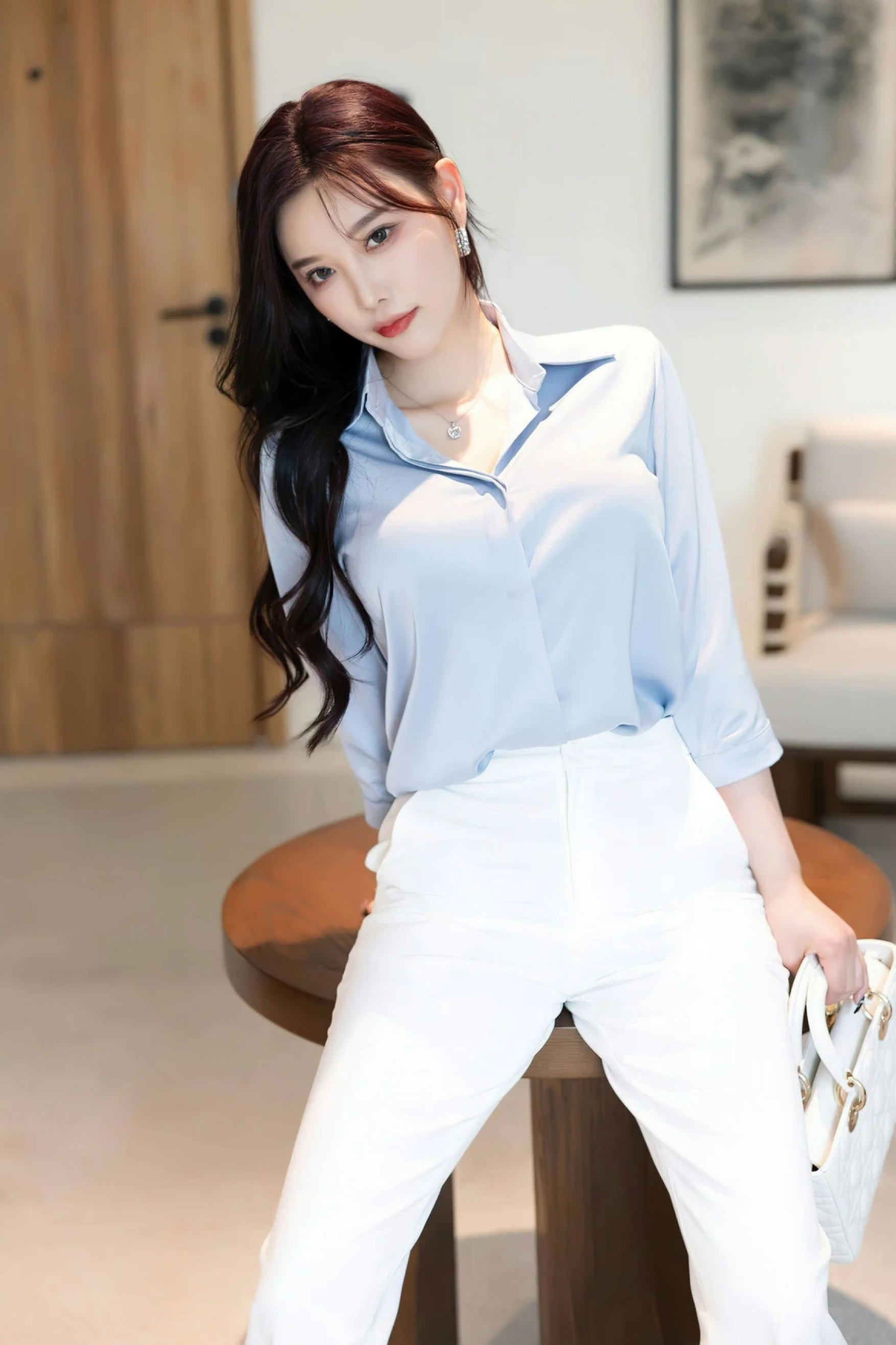 职场女神范儿尽显:杨晨晨白色西装搭高跟鞋,性感裤里丝时尚大方!