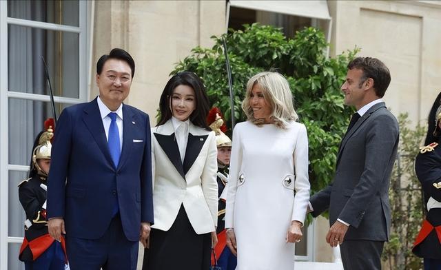 埃马纽埃尔·马克龙 布丽吉特遇见韩国第一夫人，脸蛋身材都输了，网友：马克龙让她赢
