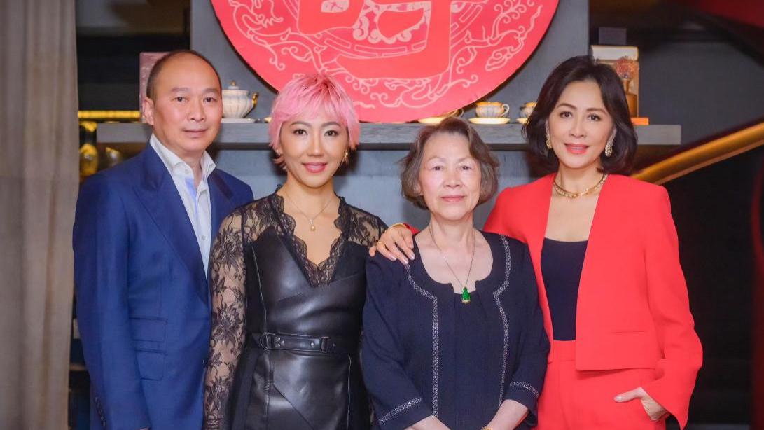 刘嘉玲在上海为母亲庆生，78岁刘妈妈气质优雅，肤色粉白状态年轻