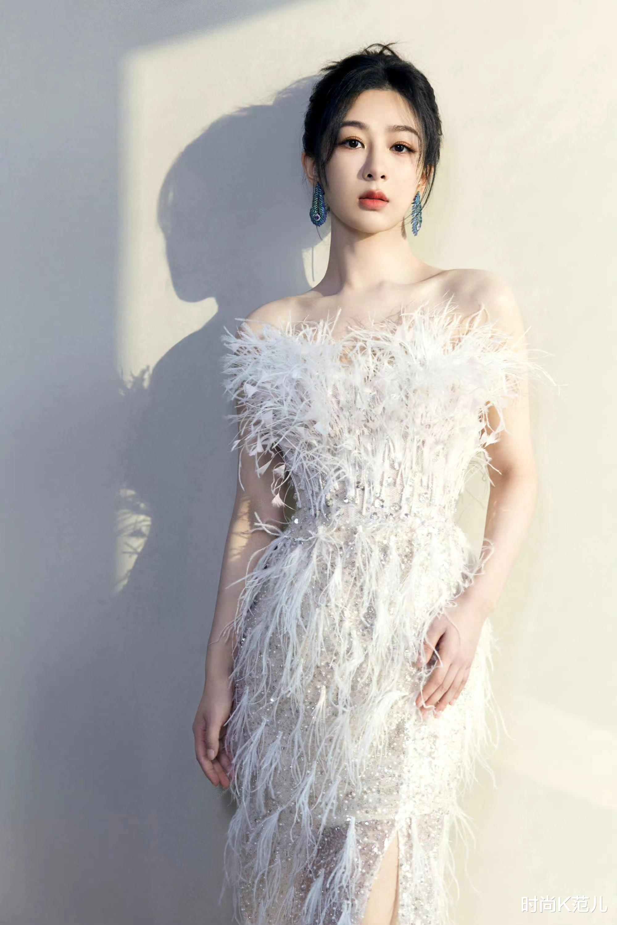 杨紫亮相《长相思》收官庆典，穿一身白色羽毛裙，优雅惊艳！