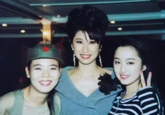 她是著名歌手，洗完澡从23楼跳下，临终时躺在母亲怀里：我好后悔