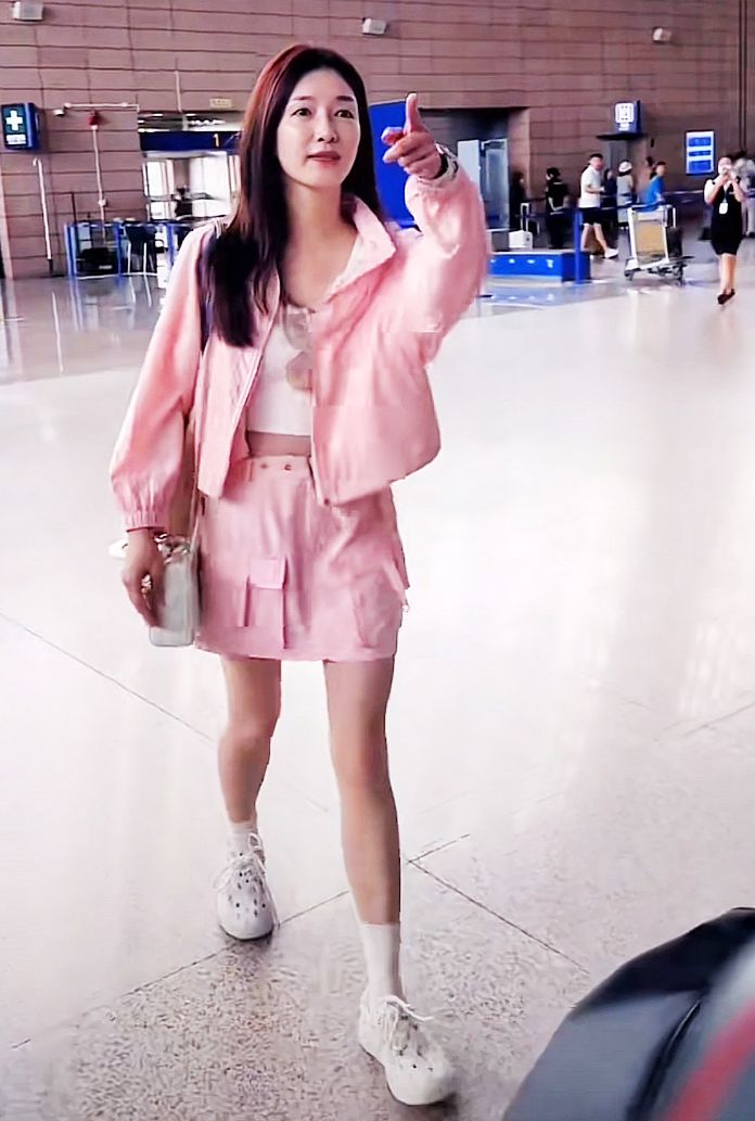 36岁江疏影现身上海,露脐装展现完美身材,皮肤白皙几近素颜出镜