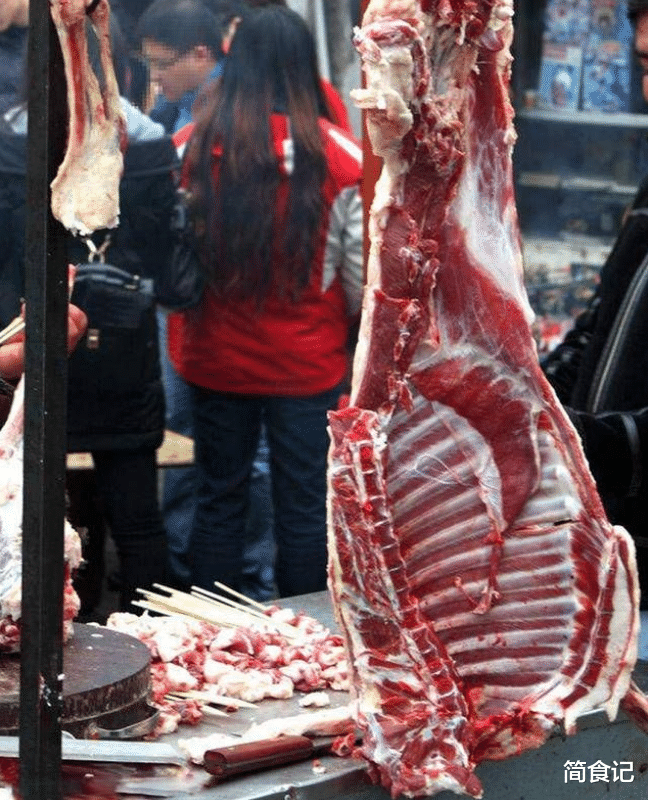 羊肉|假羊肉是用啥肉做的？看完忽然觉得，冰箱里300块钱的羊肉不香了