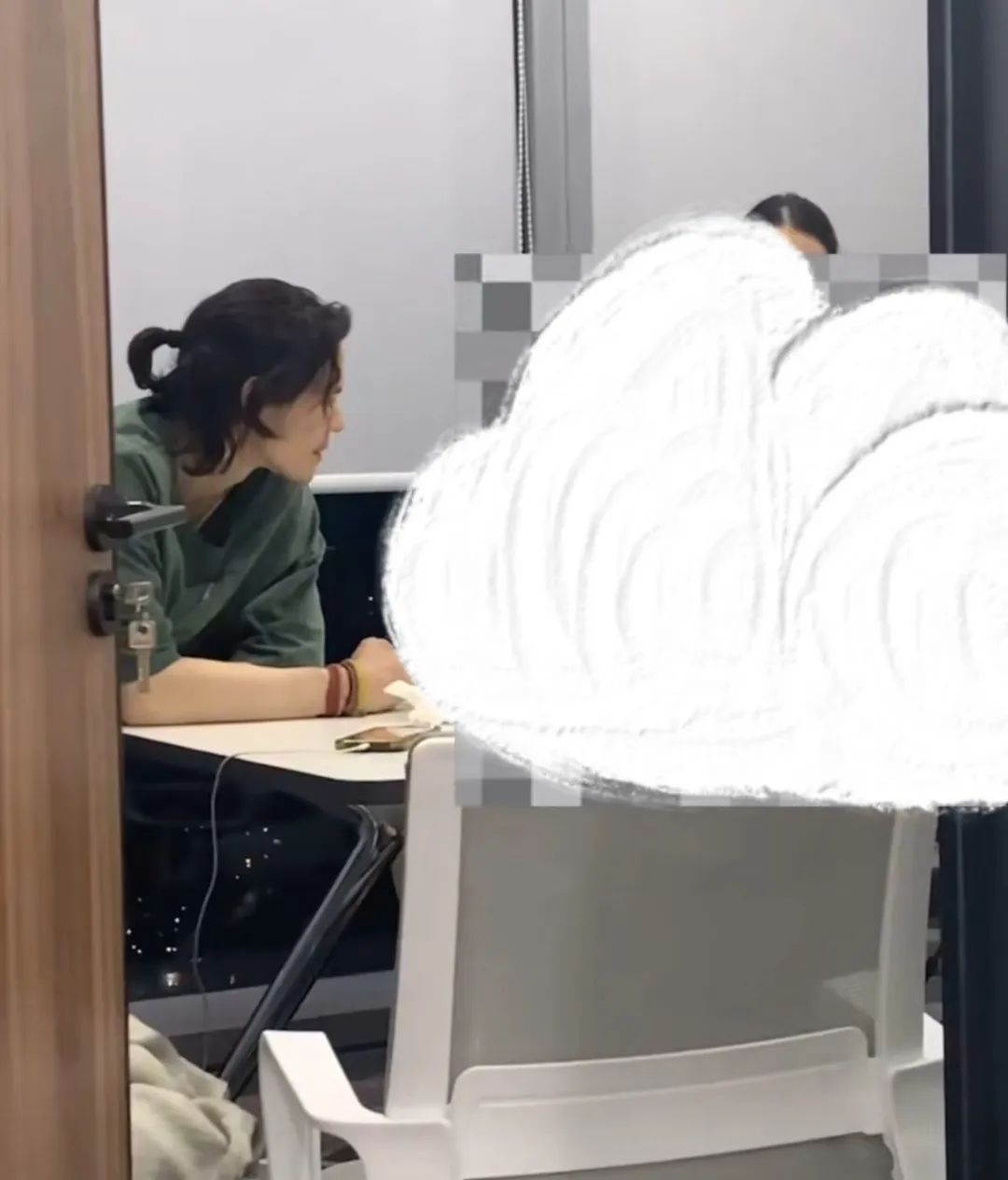 向佐|向佐回应夜店事件,“鸡爪比馊瓜好吃”?疑似内涵郭碧婷是“馊瓜”