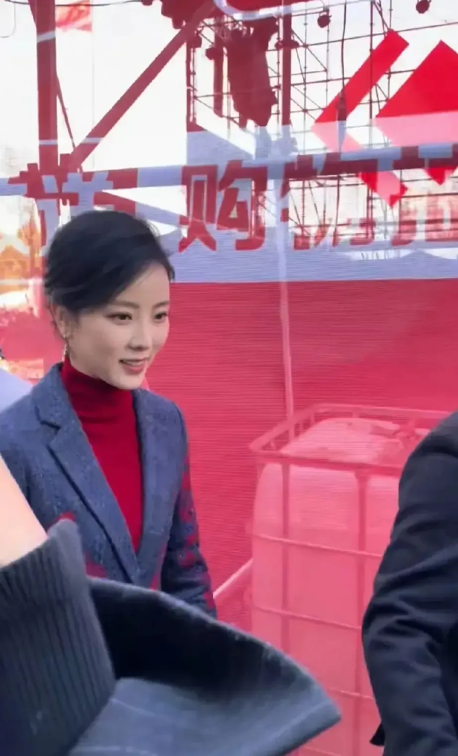 事实证明,37岁的李思思,正在另一种“性感”的路上,越走越远