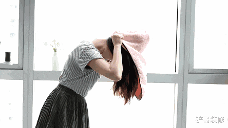 洗完头发马上吹干好，还是自然晾干好？都不对！看看正确做法