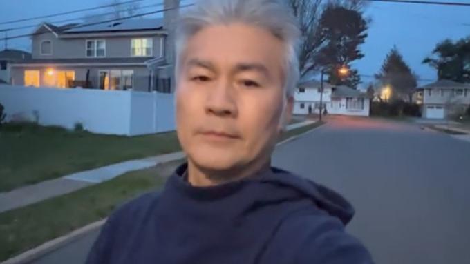 美国|60岁老戏骨移居美国，单身无娃养俩狗作伴，满头白发坦言生活枯燥