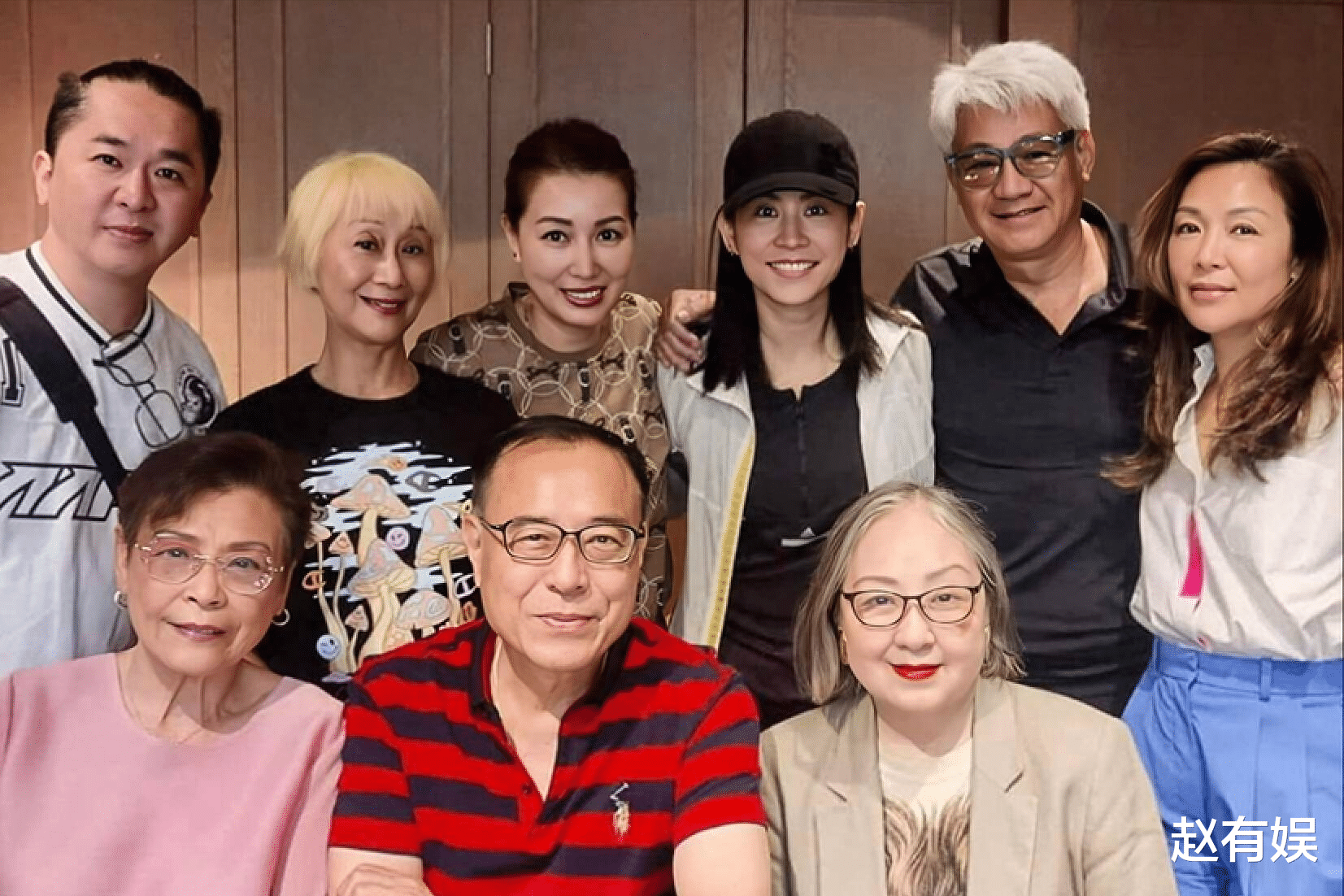 香港知名女星宣布复出,息影25年再拍剧,随富商移居国外连生仨女