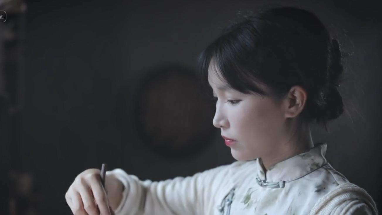 网红李子柒复出疑整容，嘴歪脸僵成蛇精脸，官宣新身份透未来动向