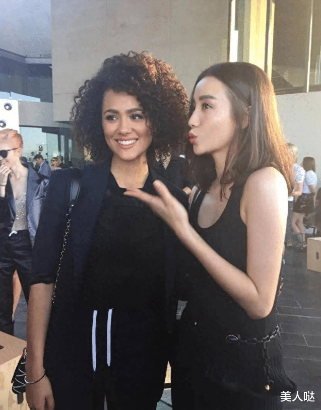 42岁宋佳美到国外去了!穿“最小码”紧身裙秀凹凸曲线,身材不输给欧美超模