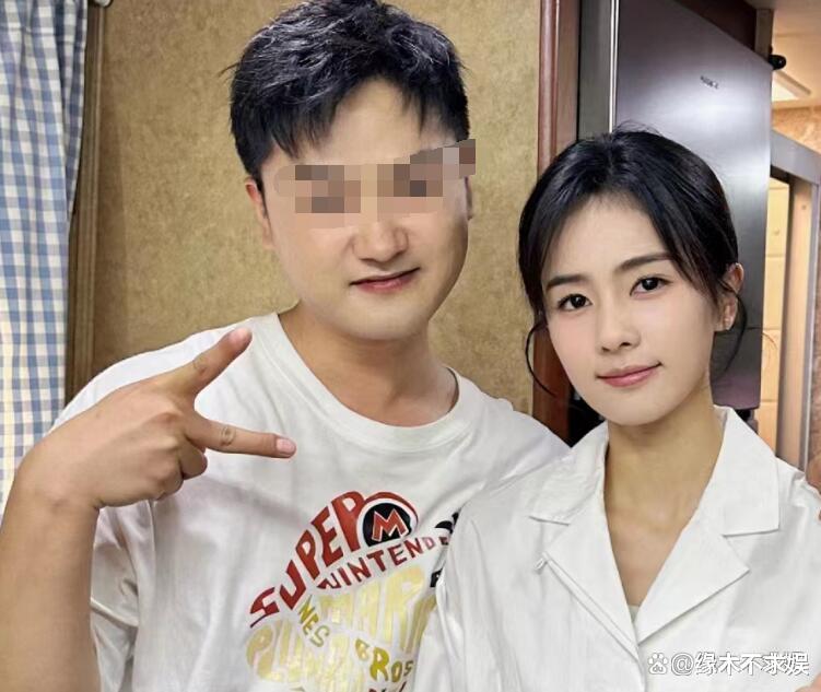 50岁王岳伦新恋情曝光,当街摸女方大腿,女子又高又瘦神似白鹿!