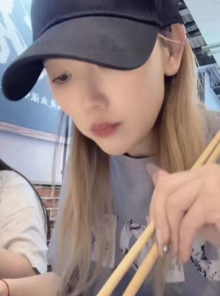 王宝强前妻现状曝光，与俩娃独自生活，女儿亭亭玉立儿子成小大人