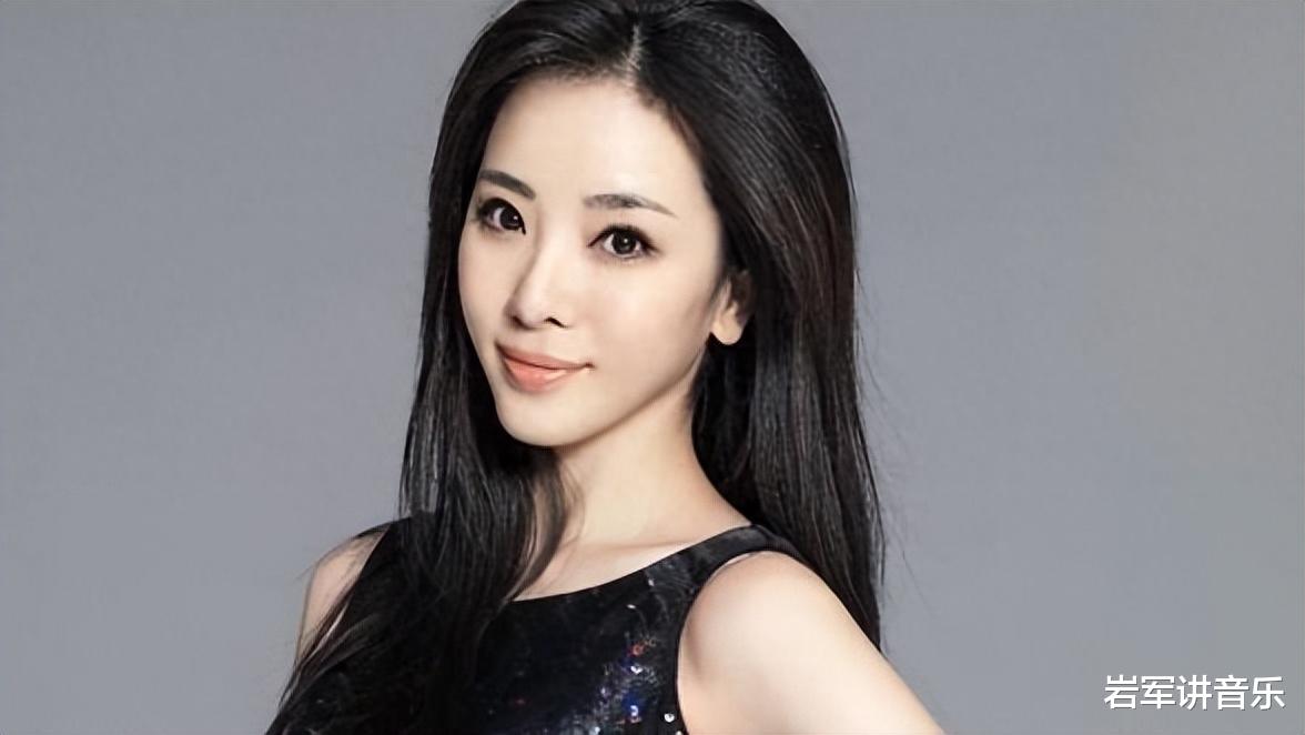 央视主持李思思,主动离职还是被动“弃用”?32个字说尽了答案